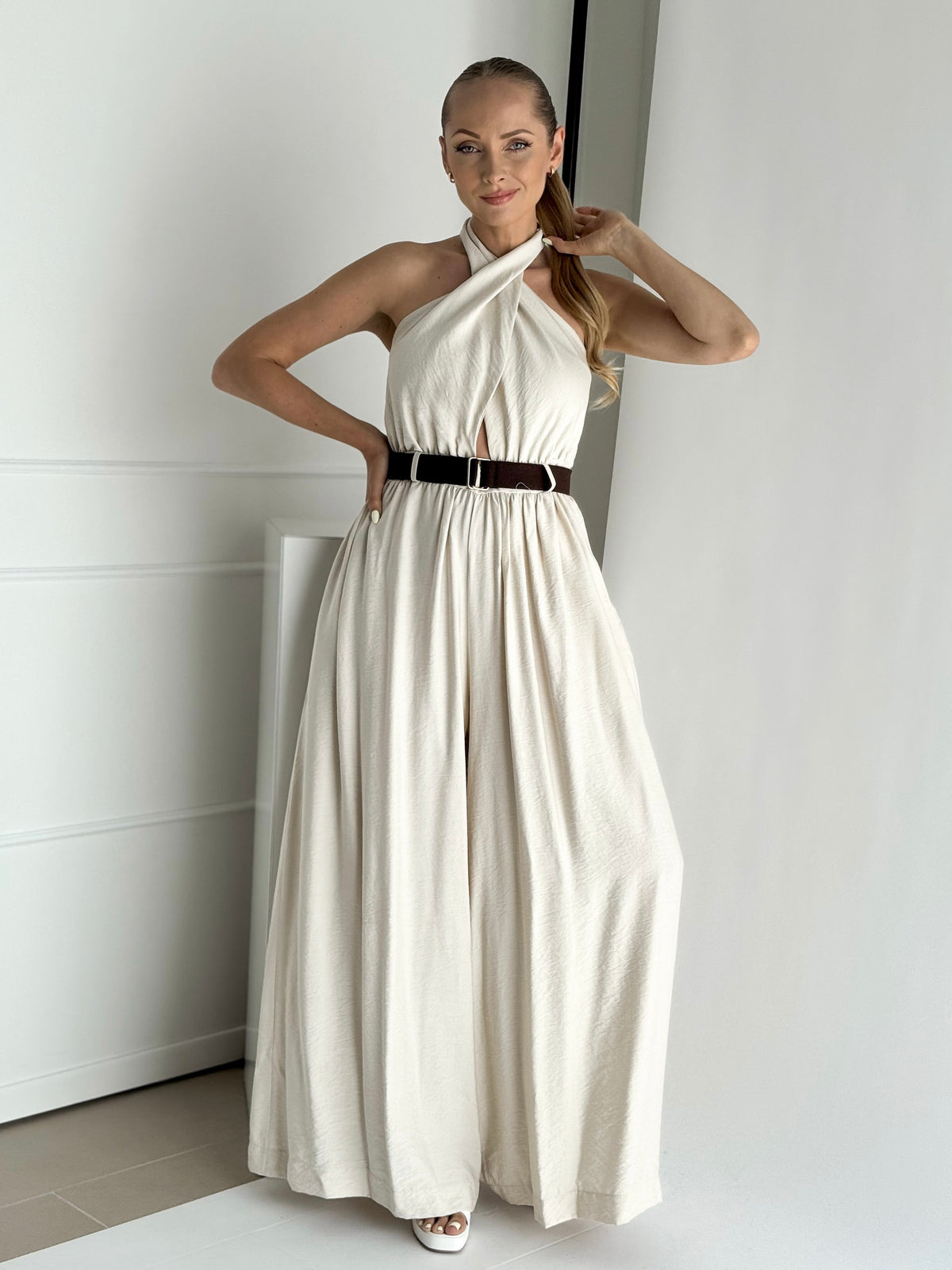 Moteriškas itališkas kombinezonas su diržu MESSINA Kreminė