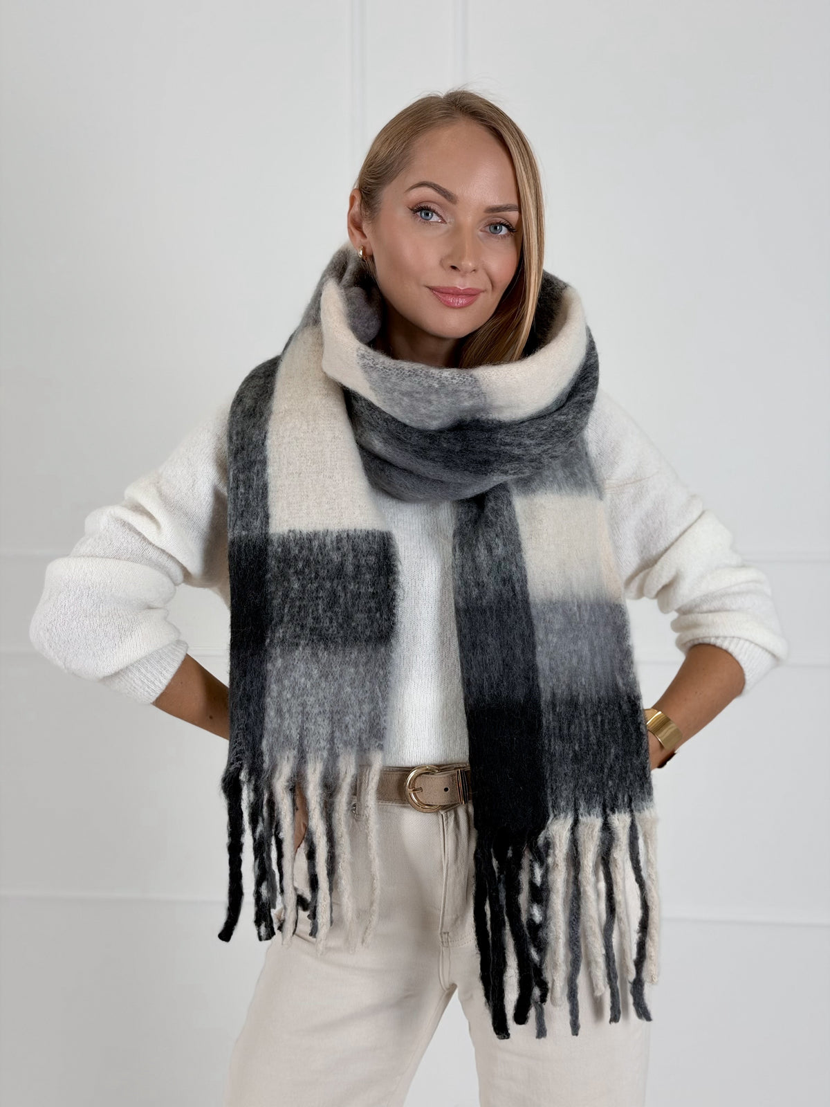 Moteriškas šiltas šalikas LOUIS Juoda