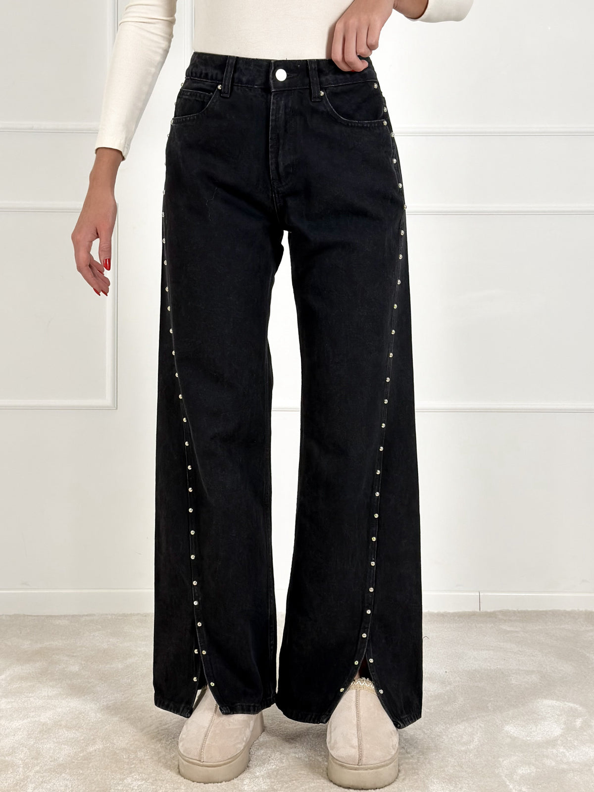 Moteriški platėjantys džinsai su kniedėmis WOODY Juoda