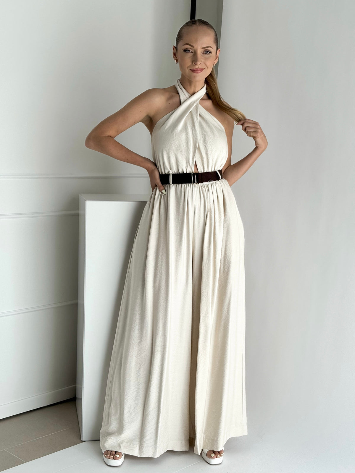 Moteriškas itališkas kombinezonas su diržu MESSINA Kreminė