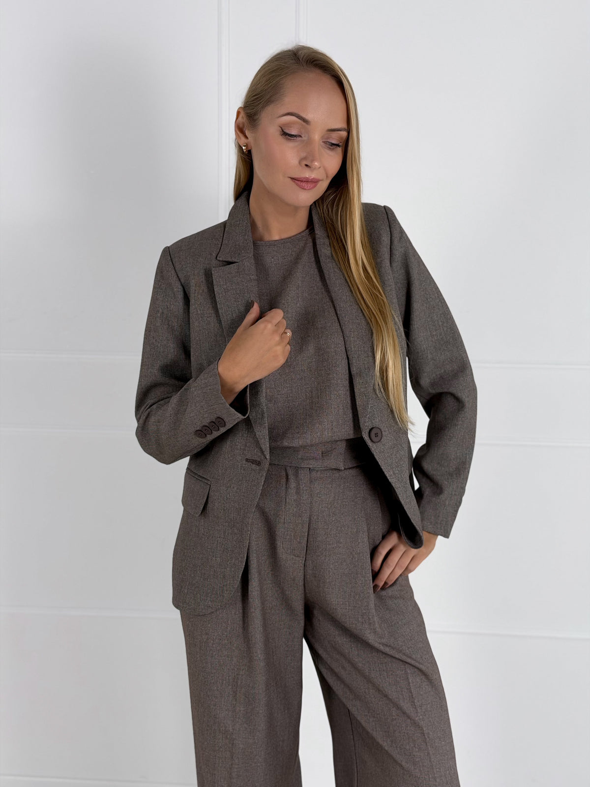 Moteriškas klasikinis švarkas JULIETA Ruda