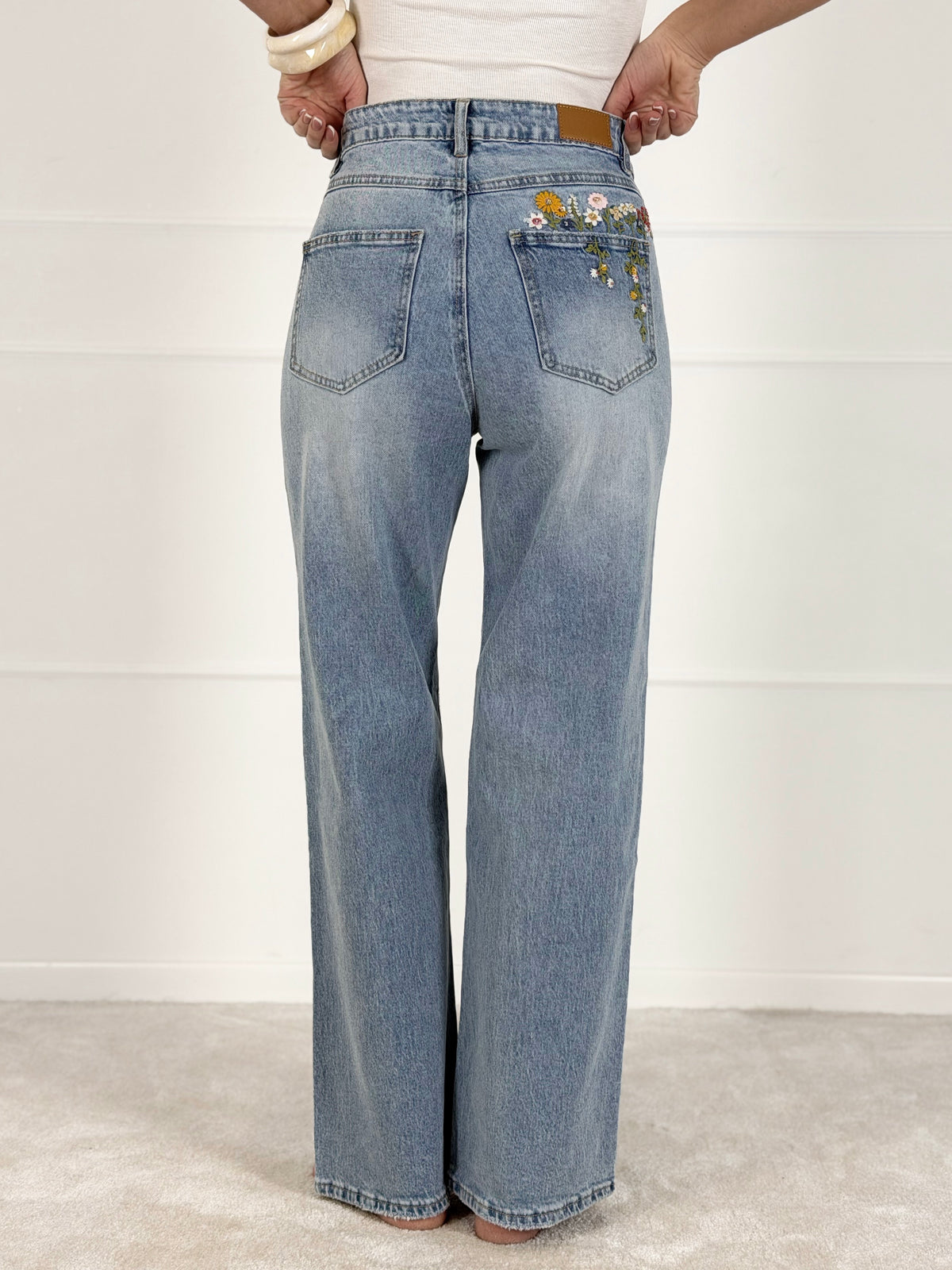 Platėjantys moteriški džinsai su siuvinėtomis gėlėmis LOIS Mėlyna