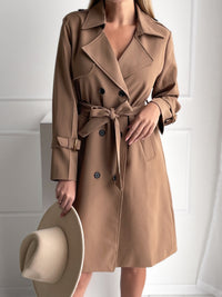 Moteriškas vidutinio ilgio rudeninis paltas su diržu COVE Ruda