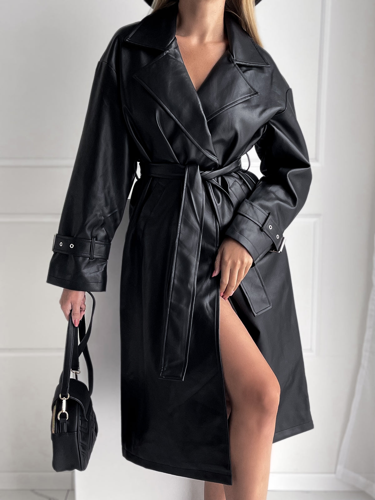Moteriškas ilgas dirbtinės odos rudeninis paltas su diržu GILLIAN Juoda