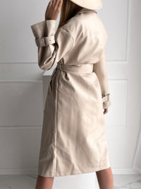 Moteriškas ilgas dirbtinės odos rudeninis paltas su diržu GILLIAN Kreminė