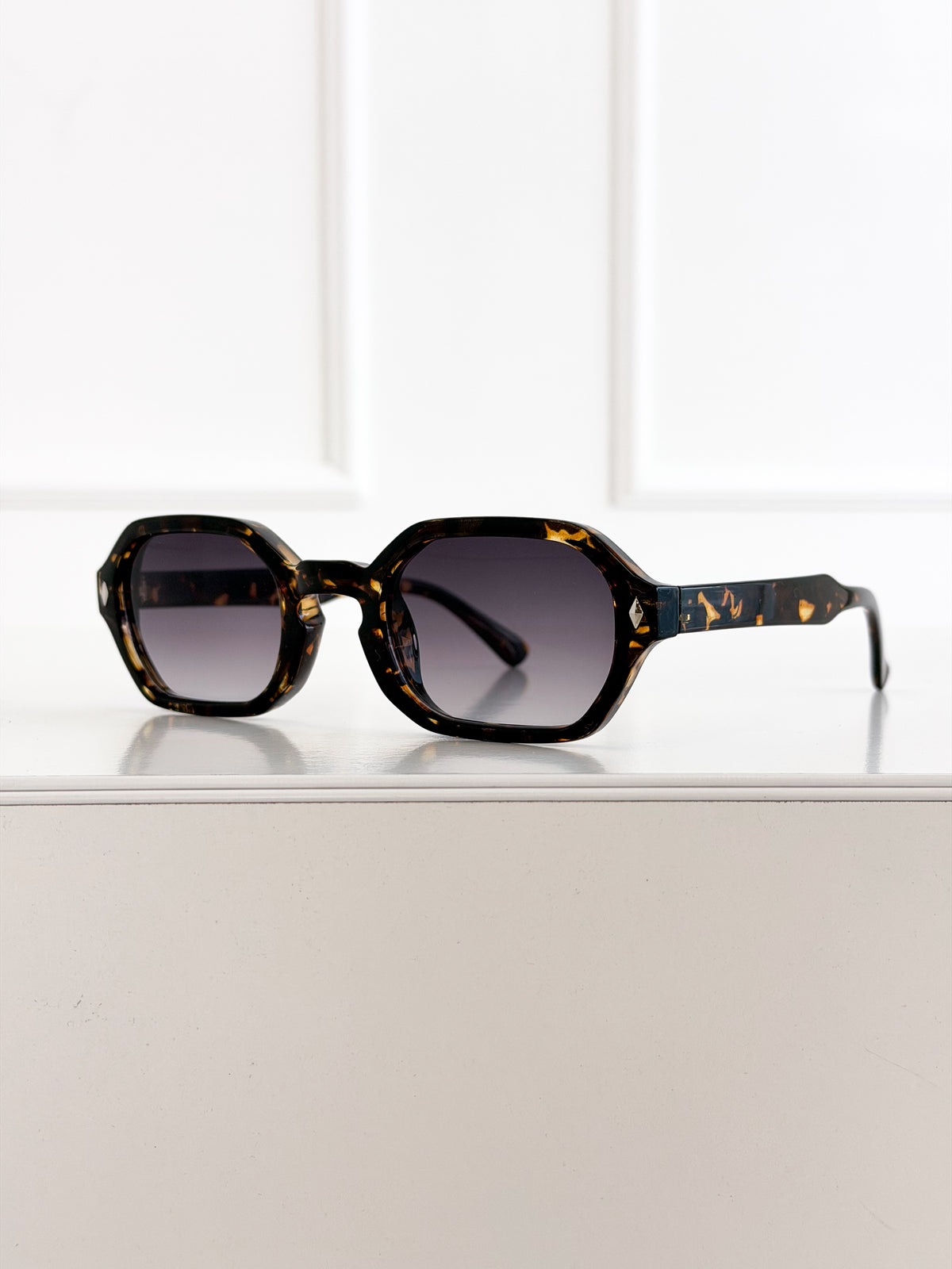 Moteriški saulės akiniai 111 Ruda/Juoda