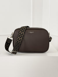 Moteriška dirbtinės odos rankinė THERON Tamsiai ruda