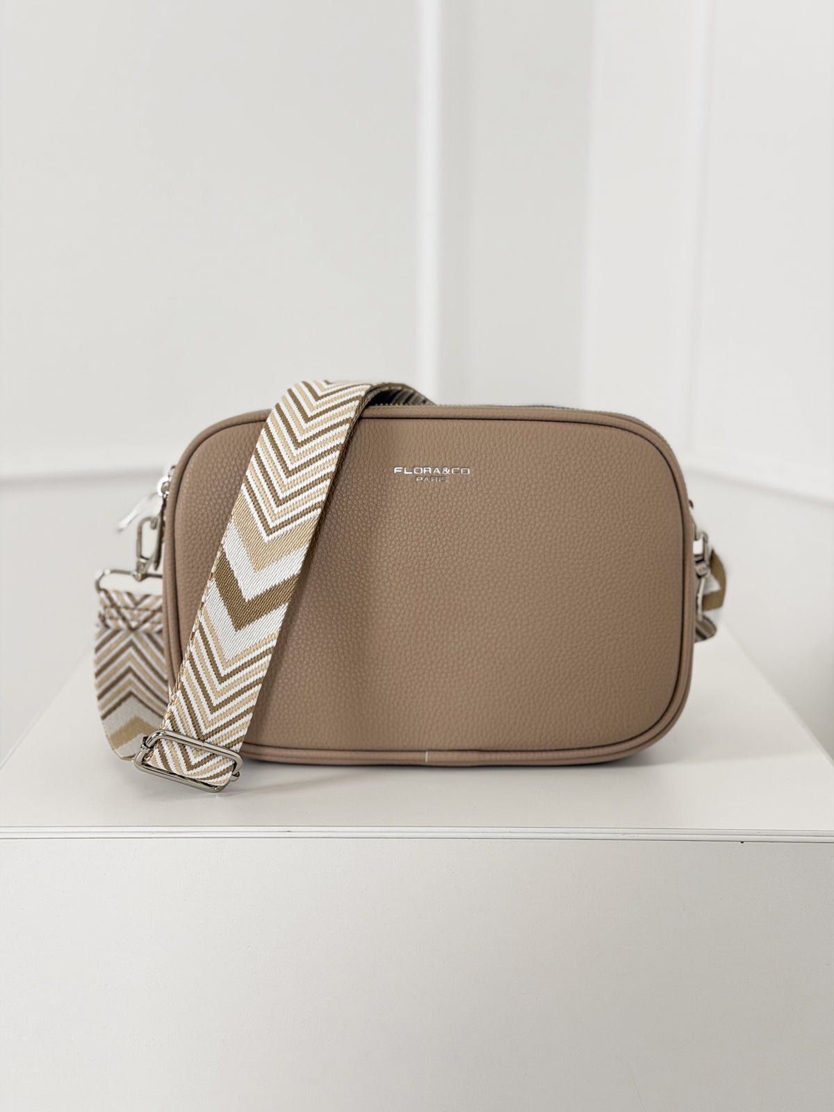 Moteriška dirbtinės odos rankinė THERON Kreminė