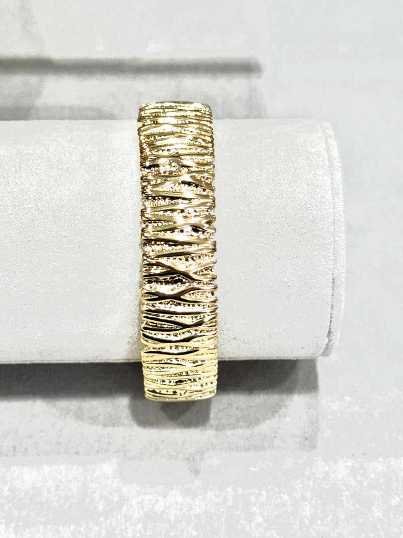 Moteriška aukso spalvos apyrankė OMI