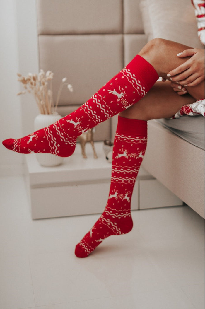 Moteriskos-kaledines-ilgos-kojines-JOY-Raudona