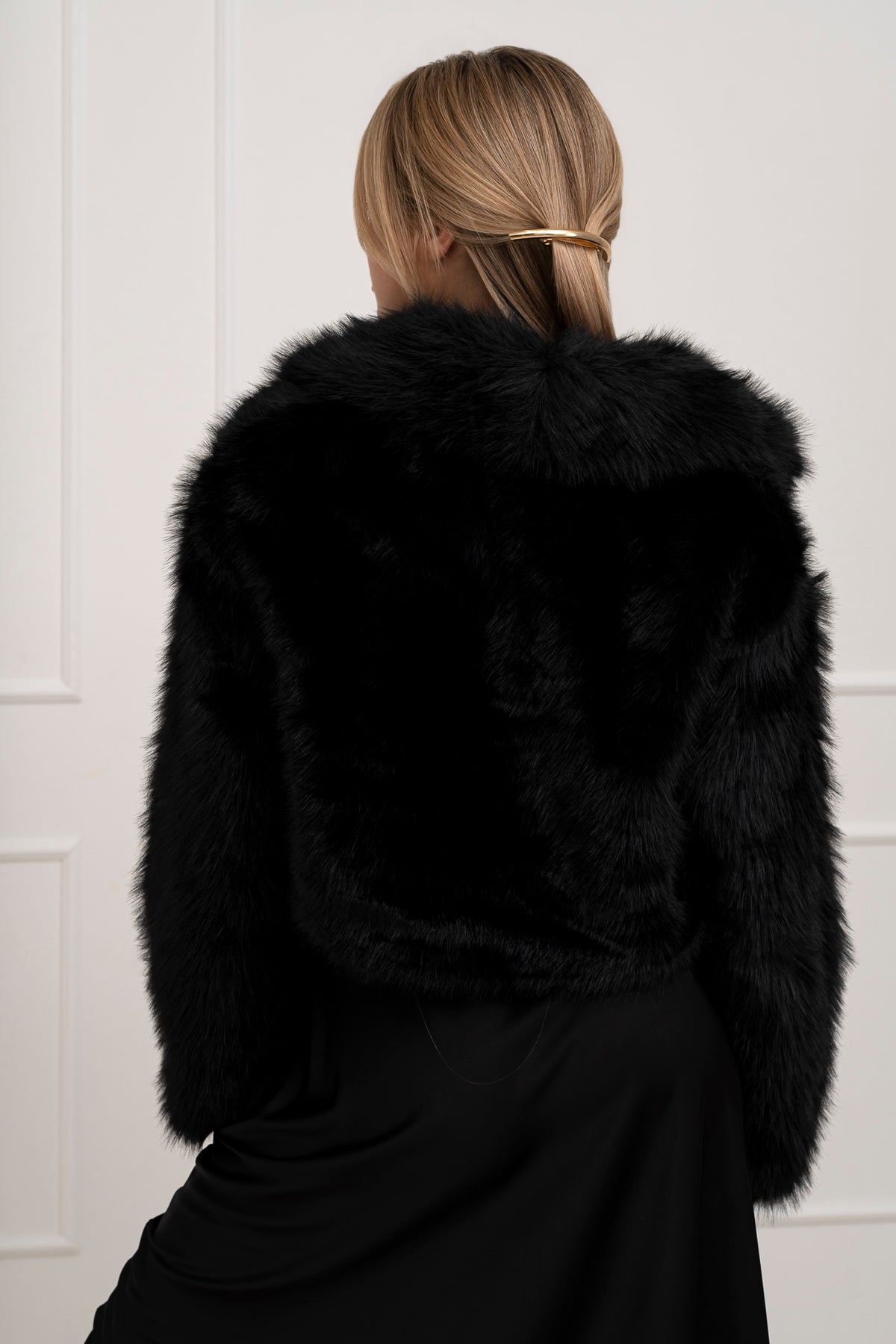 Moteriški trumpi kailiniai NAIRO Juoda