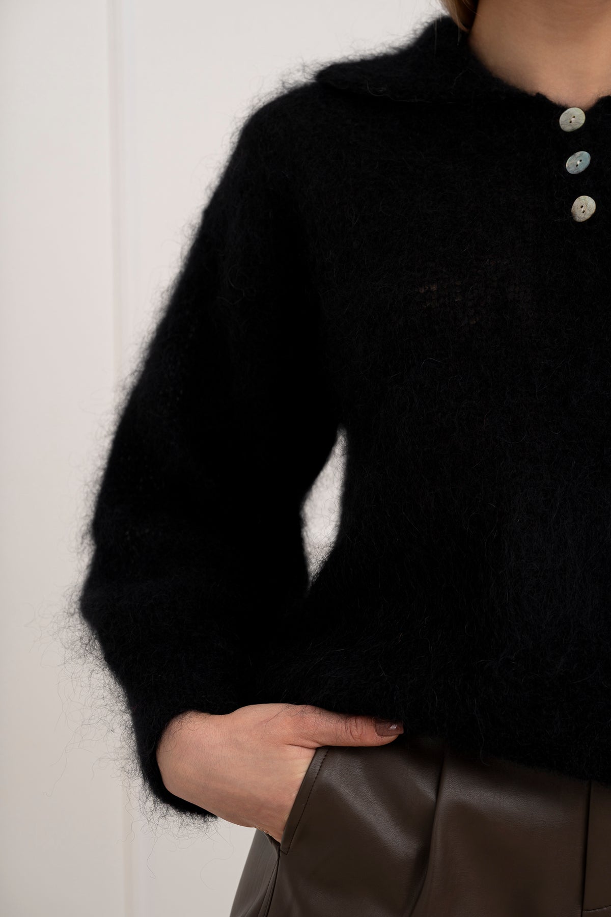 Moteriškas itališkas moheros vilnos megztinis RAYANA Juoda