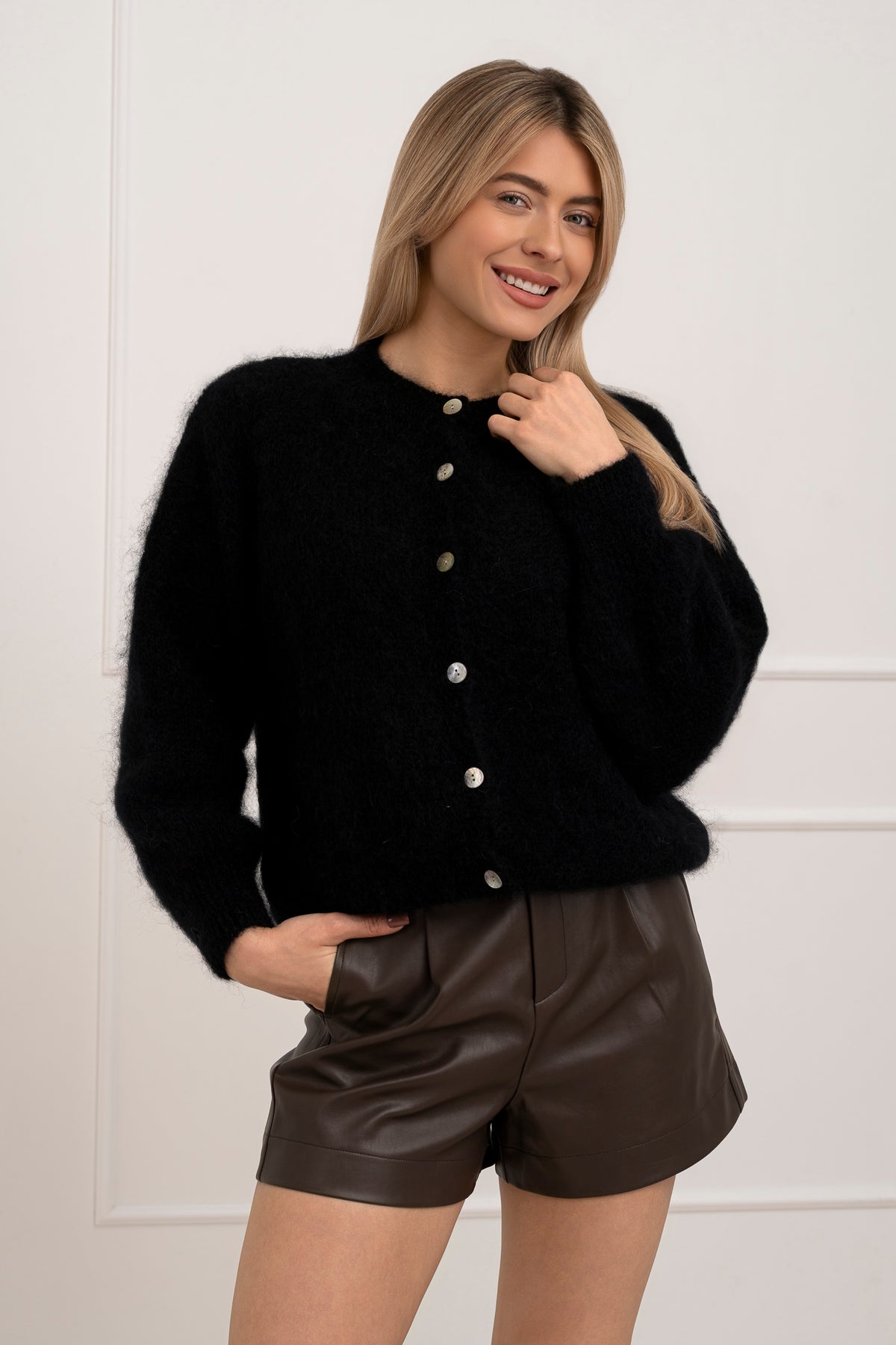 Moteriškas itališkas moheros vilnos megztinis EMELIN Juoda