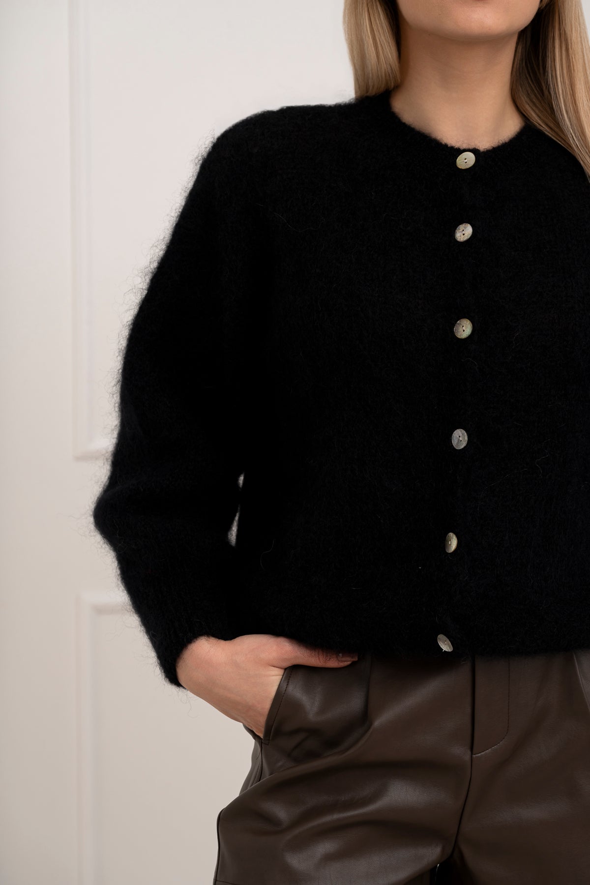 Moteriškas itališkas moheros vilnos megztinis EMELIN Juoda