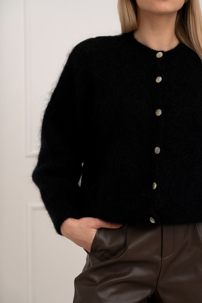 Moteriškas itališkas moheros vilnos megztinis EMELIN Juoda