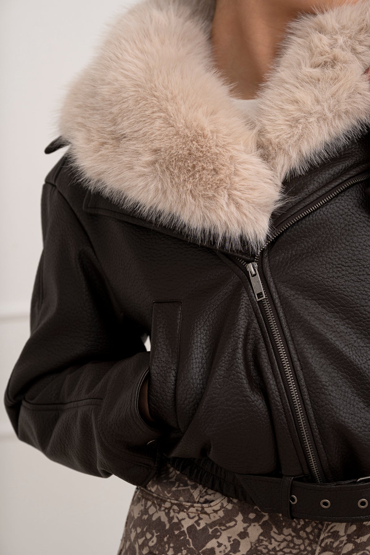 Moteriška eko odos striukė su kailiu RODGER Tamsiai ruda