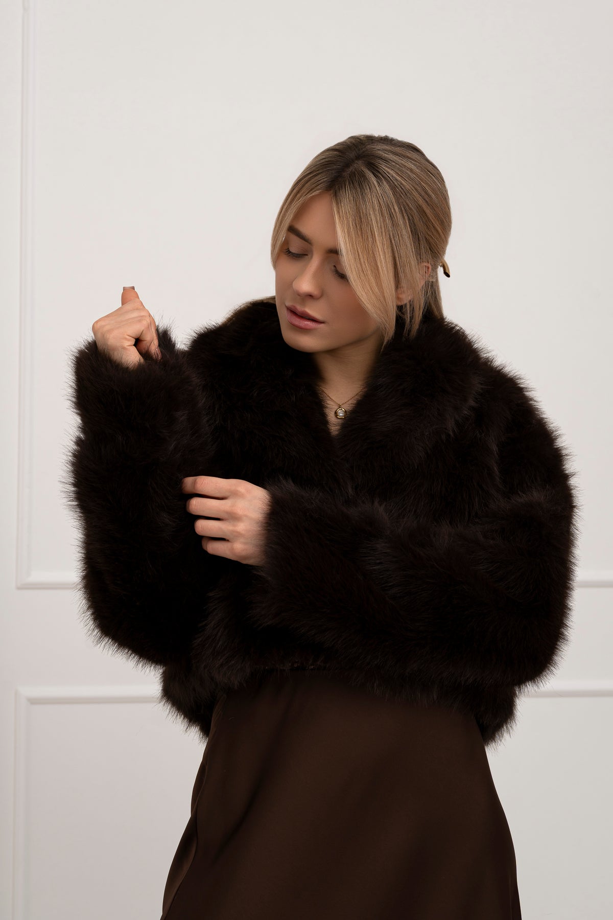 Moteriški trumpi kailiniai NAIRO Tamsiai ruda